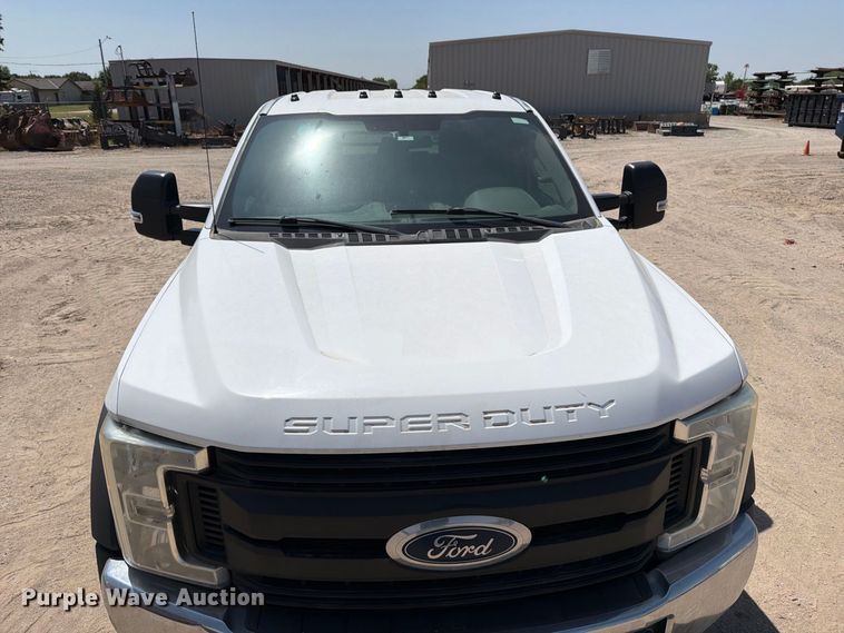 image for item MZ9909 2017 Ford F550 Super Duty XL Ext. Cab flatbed truck