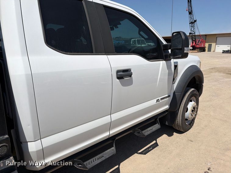 image for item MZ9909 2017 Ford F550 Super Duty XL Ext. Cab flatbed truck