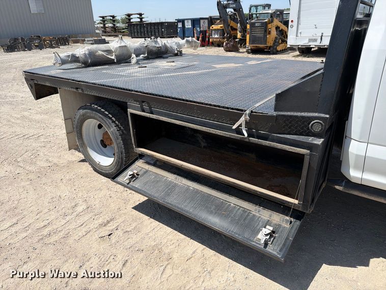 image for item MZ9909 2017 Ford F550 Super Duty XL Ext. Cab flatbed truck