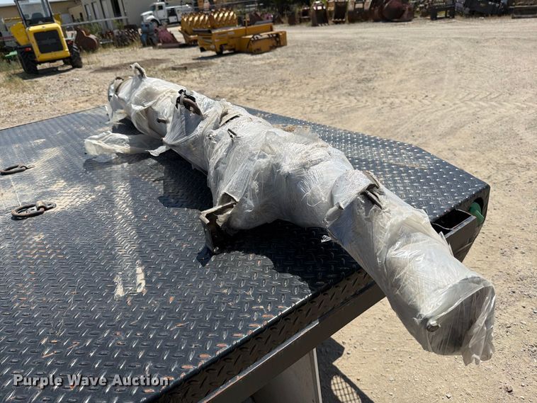 image for item MZ9909 2017 Ford F550 Super Duty XL Ext. Cab flatbed truck