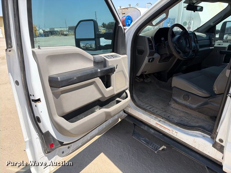 image for item MZ9909 2017 Ford F550 Super Duty XL Ext. Cab flatbed truck