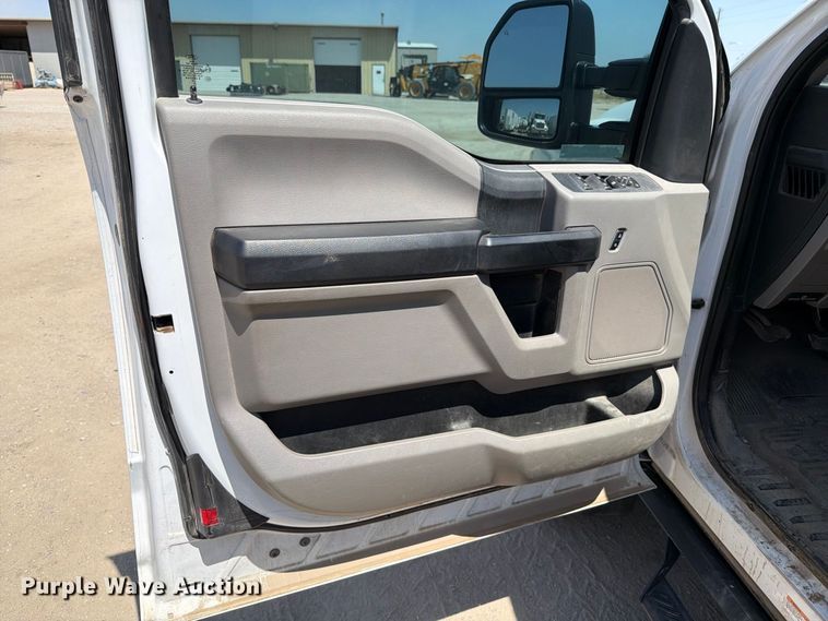 image for item MZ9909 2017 Ford F550 Super Duty XL Ext. Cab flatbed truck