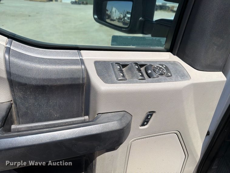 image for item MZ9909 2017 Ford F550 Super Duty XL Ext. Cab flatbed truck