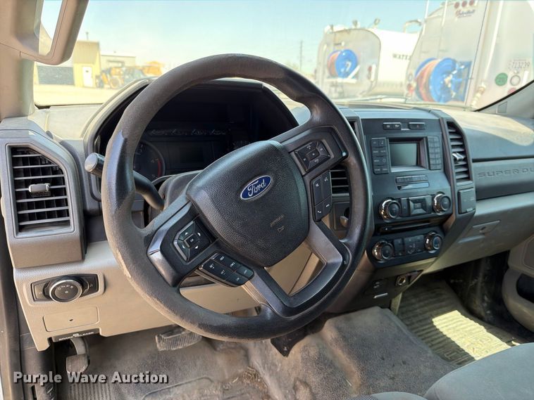image for item MZ9909 2017 Ford F550 Super Duty XL Ext. Cab flatbed truck
