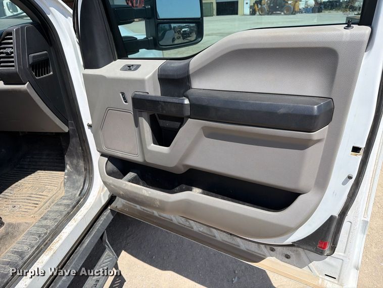 image for item MZ9909 2017 Ford F550 Super Duty XL Ext. Cab flatbed truck