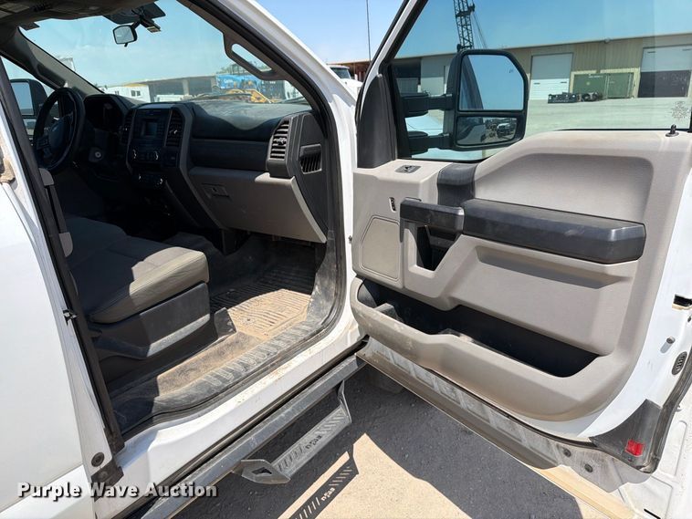 image for item MZ9909 2017 Ford F550 Super Duty XL Ext. Cab flatbed truck