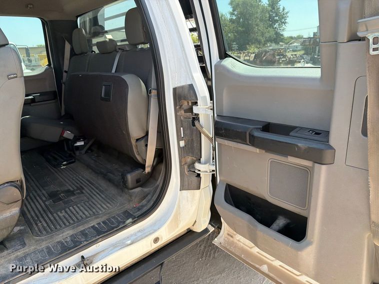 image for item MZ9909 2017 Ford F550 Super Duty XL Ext. Cab flatbed truck