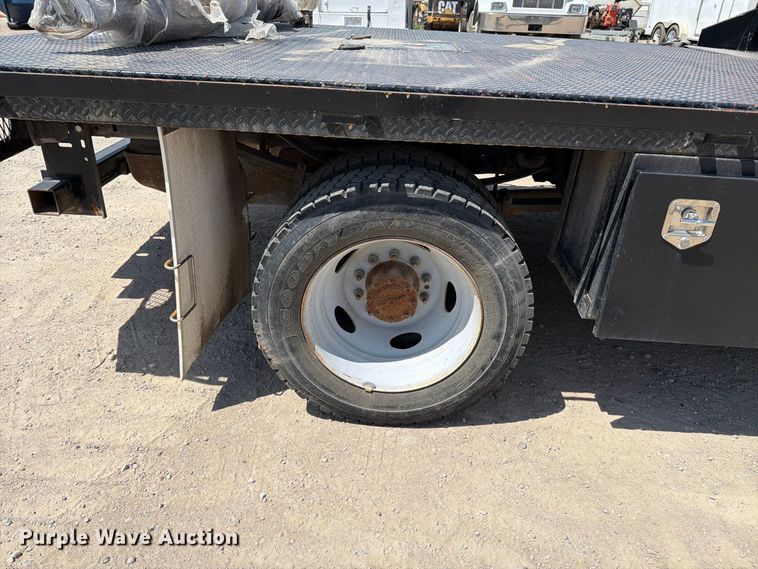 image for item MZ9909 2017 Ford F550 Super Duty XL Ext. Cab flatbed truck