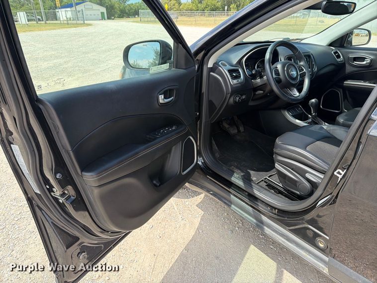 image for item MZ9998 2017 Jeep Compass Latitude SUV