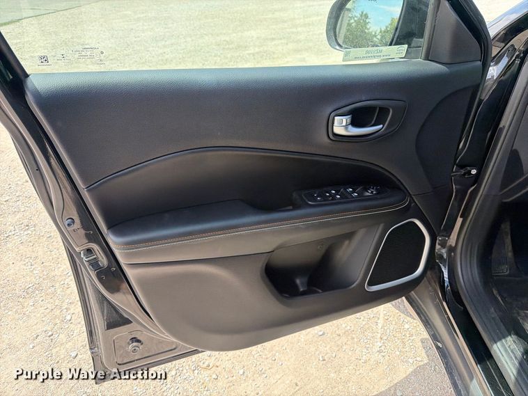image for item MZ9998 2017 Jeep Compass Latitude SUV