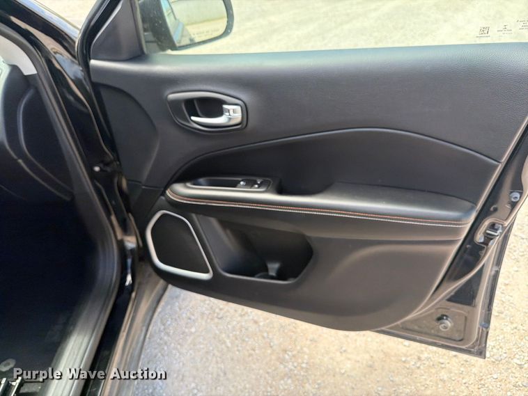 image for item MZ9998 2017 Jeep Compass Latitude SUV