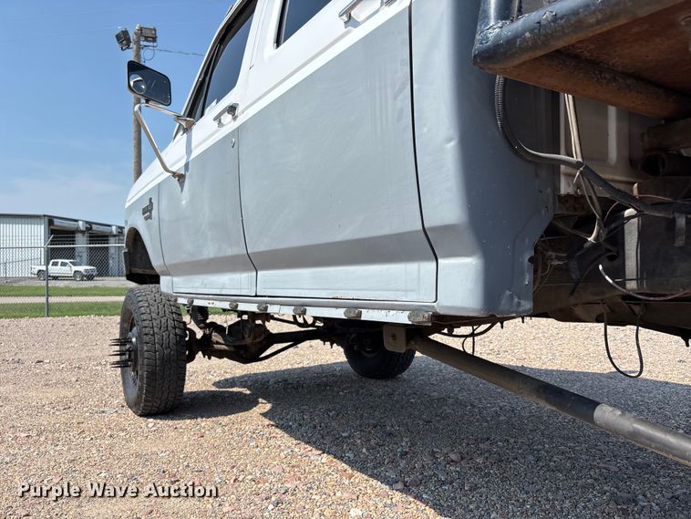 image for item NM9923 1995 Ford F350 Crew Cab flatbed pickup truck