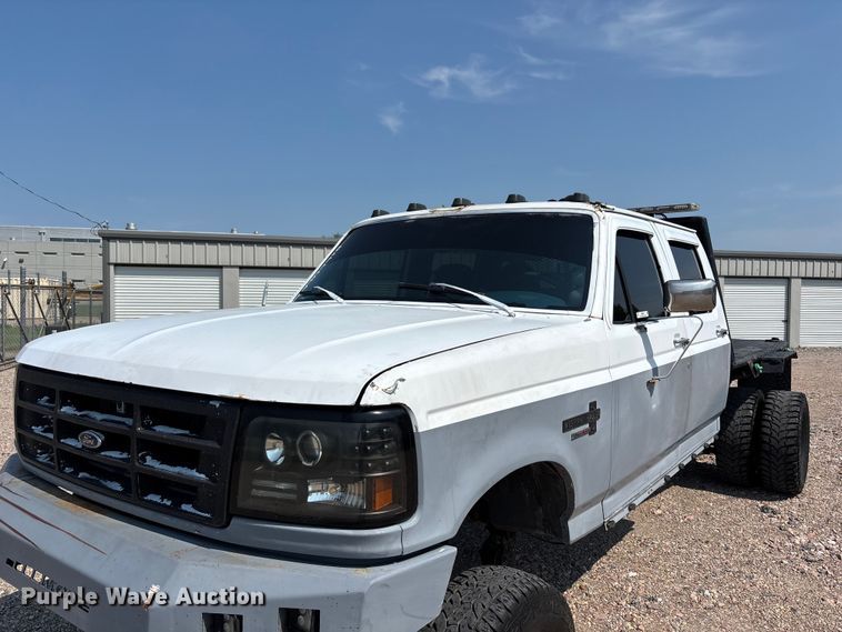 image for item NM9923 1995 Ford F350 Crew Cab flatbed pickup truck