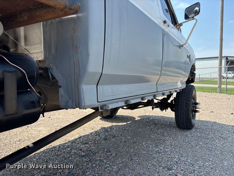 image for item NM9923 1995 Ford F350 Crew Cab flatbed pickup truck