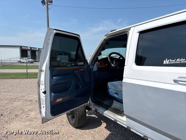image for item NM9923 1995 Ford F350 Crew Cab flatbed pickup truck