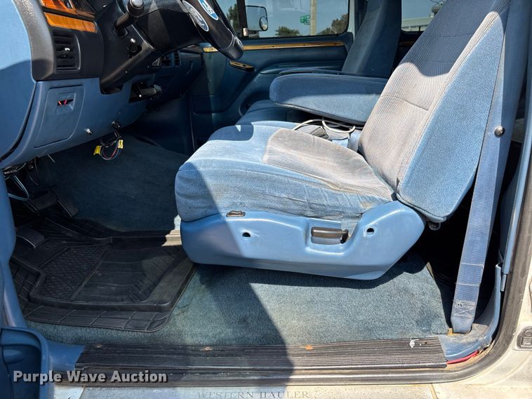 image for item NM9923 1995 Ford F350 Crew Cab flatbed pickup truck