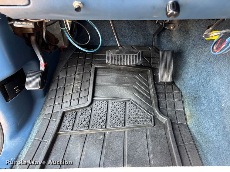image for item NM9923 1995 Ford F350 Crew Cab flatbed pickup truck