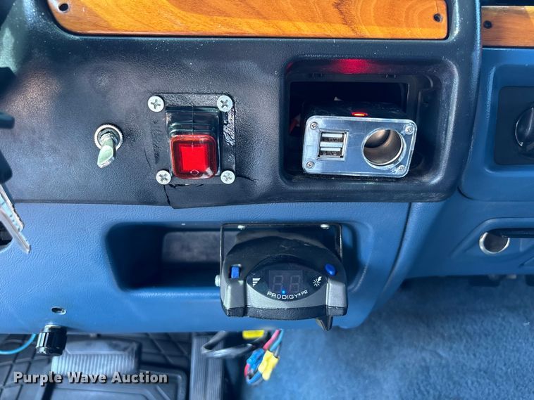 image for item NM9923 1995 Ford F350 Crew Cab flatbed pickup truck