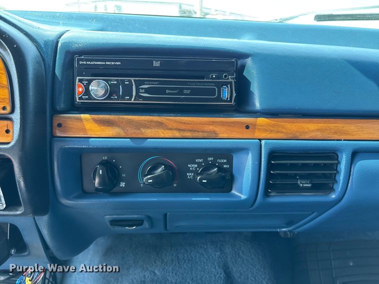 image for item NM9923 1995 Ford F350 Crew Cab flatbed pickup truck