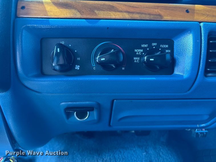 image for item NM9923 1995 Ford F350 Crew Cab flatbed pickup truck