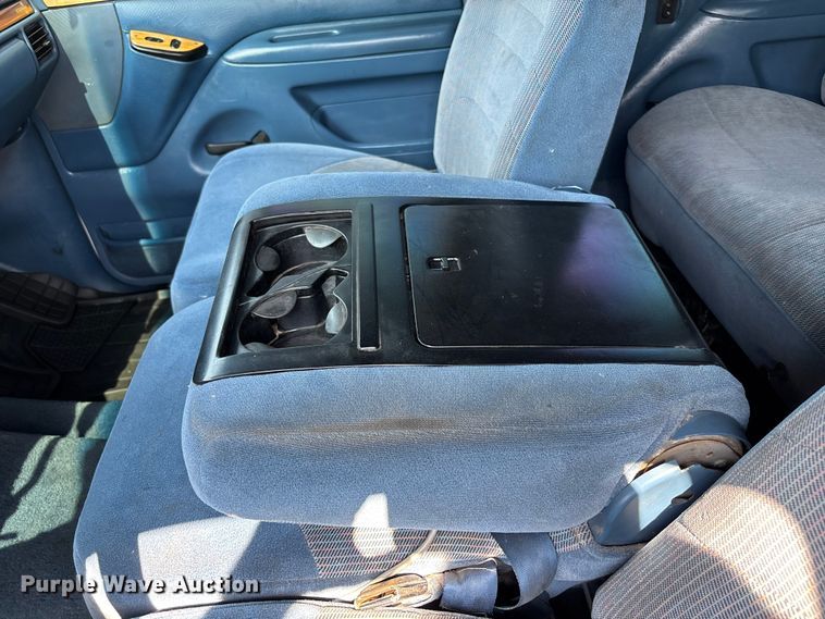 image for item NM9923 1995 Ford F350 Crew Cab flatbed pickup truck
