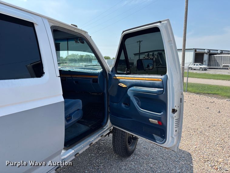 image for item NM9923 1995 Ford F350 Crew Cab flatbed pickup truck