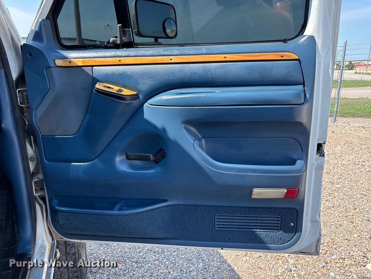 image for item NM9923 1995 Ford F350 Crew Cab flatbed pickup truck