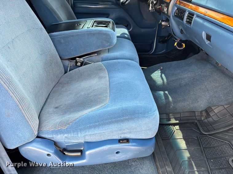 image for item NM9923 1995 Ford F350 Crew Cab flatbed pickup truck
