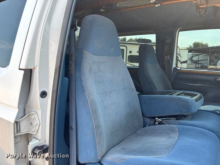 image for item NM9923 1995 Ford F350 Crew Cab flatbed pickup truck