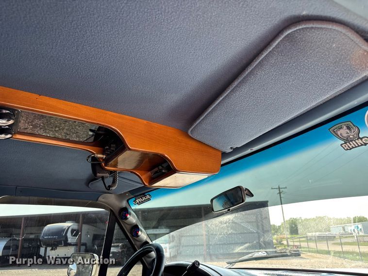 image for item NM9923 1995 Ford F350 Crew Cab flatbed pickup truck