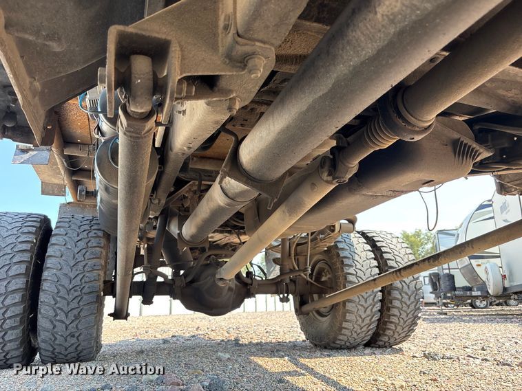 image for item NM9923 1995 Ford F350 Crew Cab flatbed pickup truck