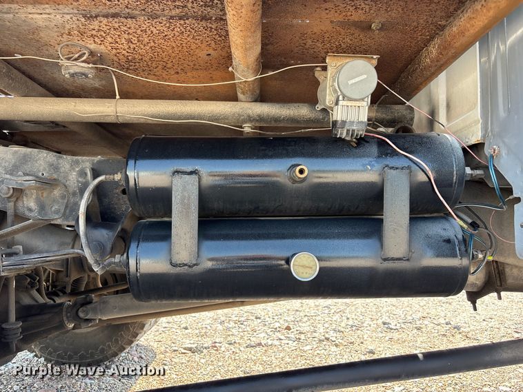 image for item NM9923 1995 Ford F350 Crew Cab flatbed pickup truck