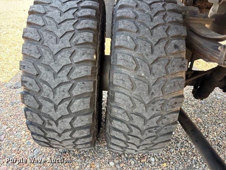image for item NM9923 1995 Ford F350 Crew Cab flatbed pickup truck