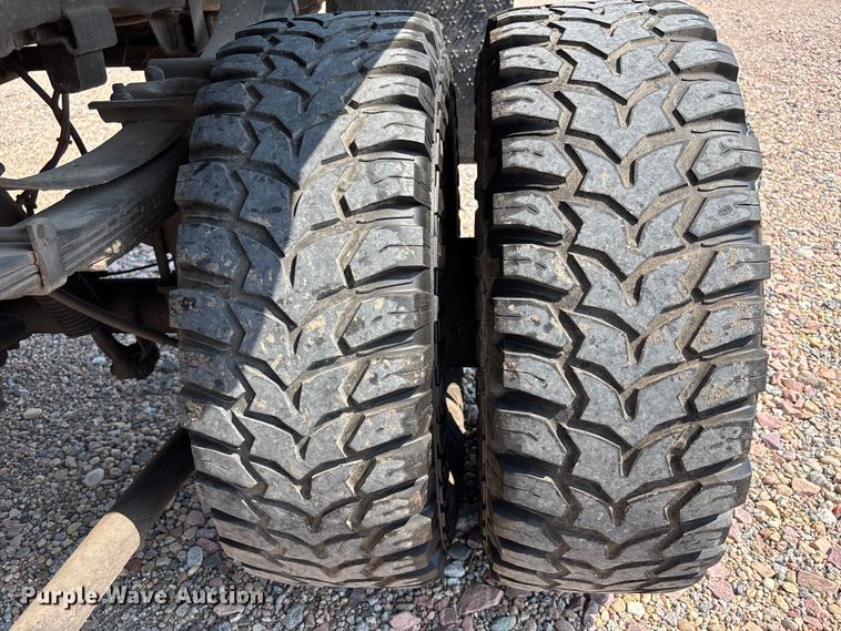 image for item NM9923 1995 Ford F350 Crew Cab flatbed pickup truck