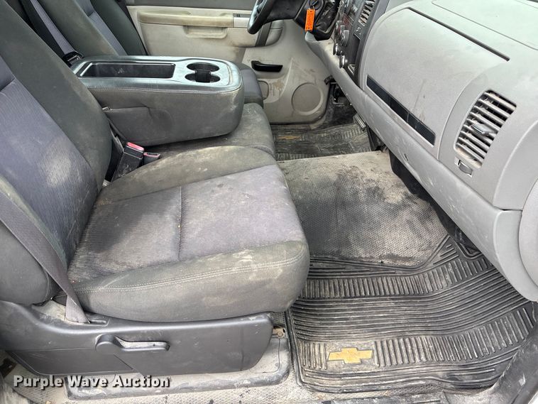 image for item NM9942 2013 Chevrolet Silverado 1500 pickup truck