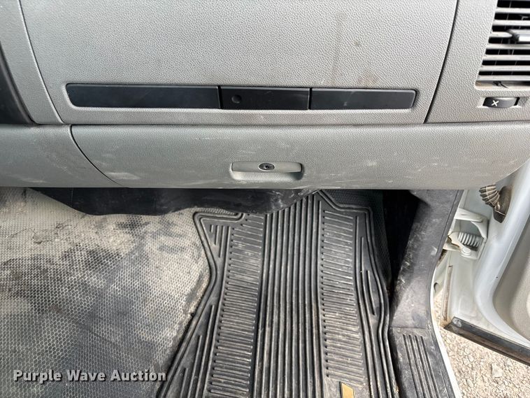 image for item NM9942 2013 Chevrolet Silverado 1500 pickup truck