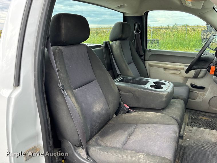 image for item NM9942 2013 Chevrolet Silverado 1500 pickup truck