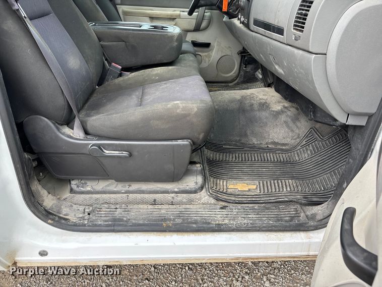 image for item NM9942 2013 Chevrolet Silverado 1500 pickup truck