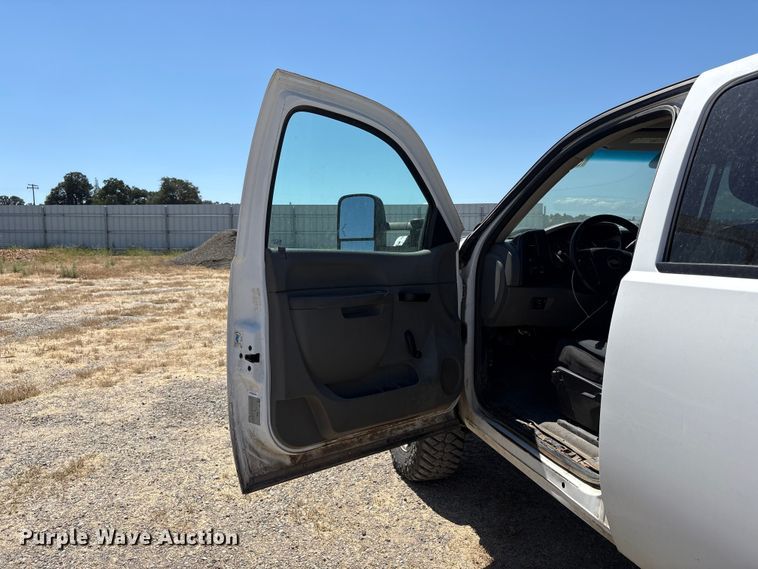 image for item YA3458 2012 Chevrolet Silverado 2500HD Crew Cab pickup truck