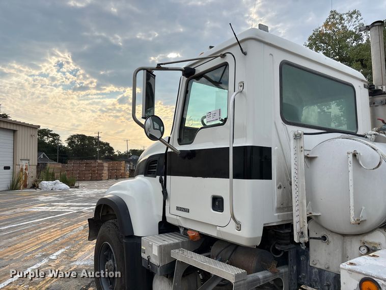 image for item DN6669 2004 Mack Granite CV713 ready mix truck