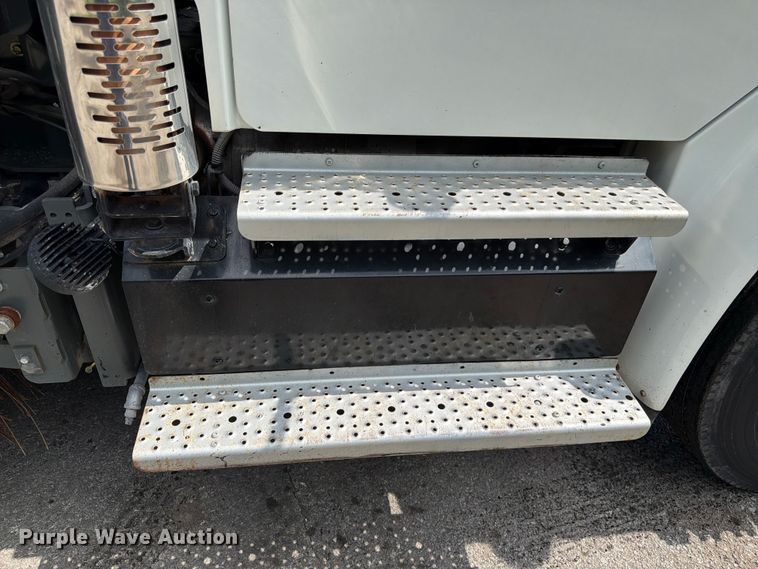 image for item DQ7840 2013 Freightliner Business Class M2 street sweeper truck