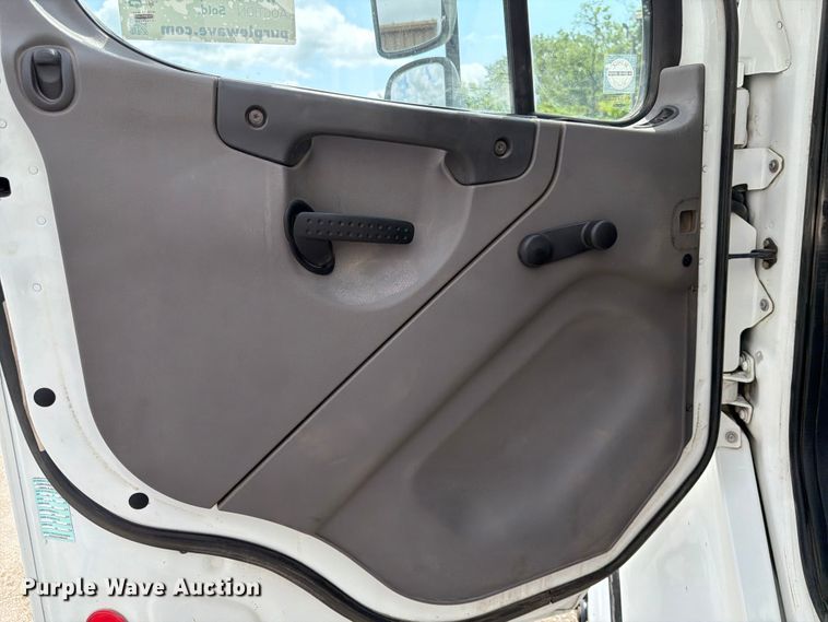 image for item DQ7840 2013 Freightliner Business Class M2 street sweeper truck