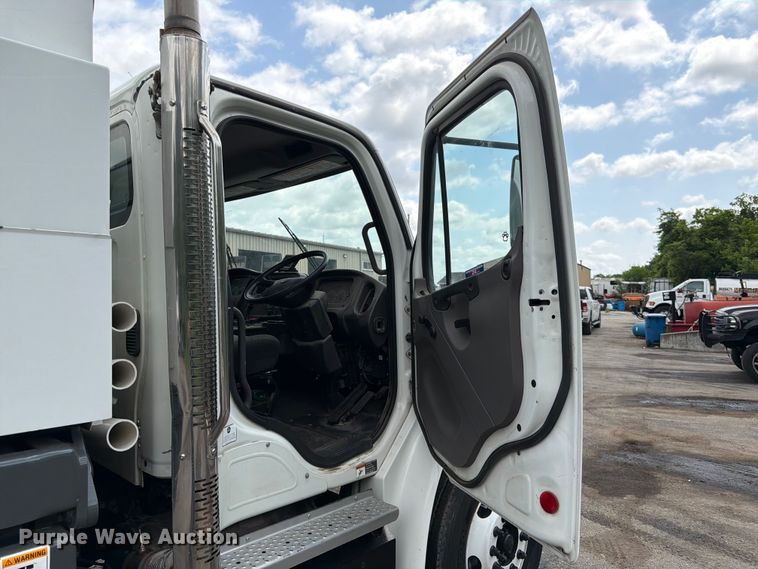 image for item DQ7840 2013 Freightliner Business Class M2 street sweeper truck