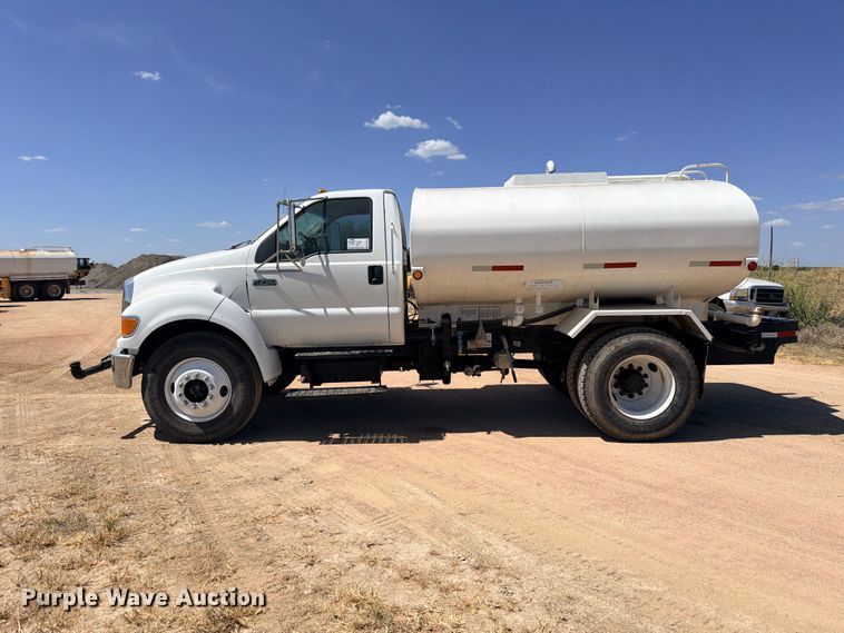 image for item DU1515 2005 Ford F750 Super Duty water truck