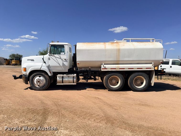 image for item DU1516 1994 Ford Aeromax L9000 water truck