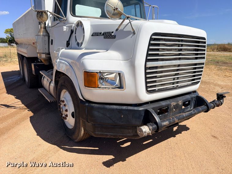 image for item DU1516 1994 Ford Aeromax L9000 water truck
