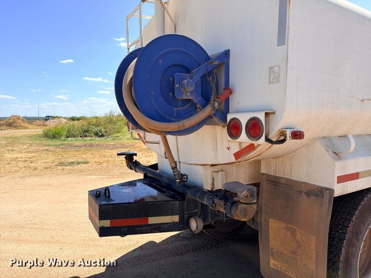 image for item DU1516 1994 Ford Aeromax L9000 water truck
