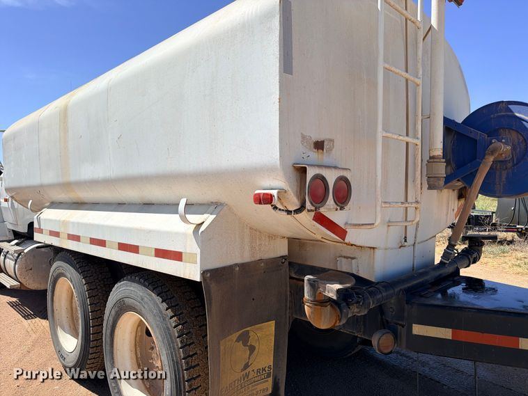 image for item DU1516 1994 Ford Aeromax L9000 water truck