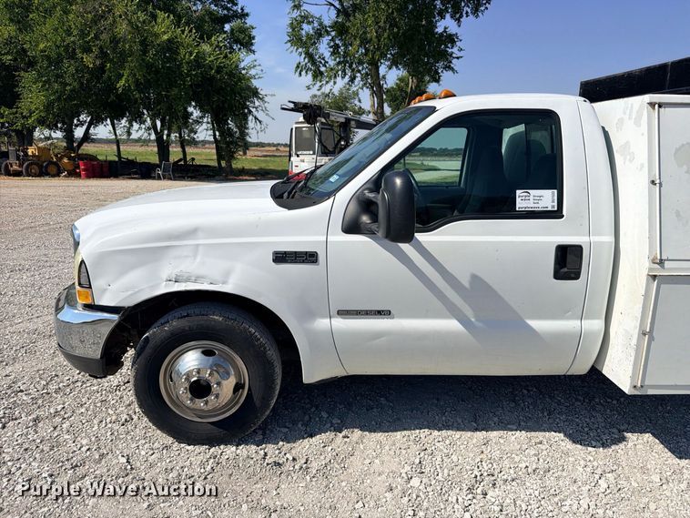image for item DU1533 2002 Ford F-350 chipper truck