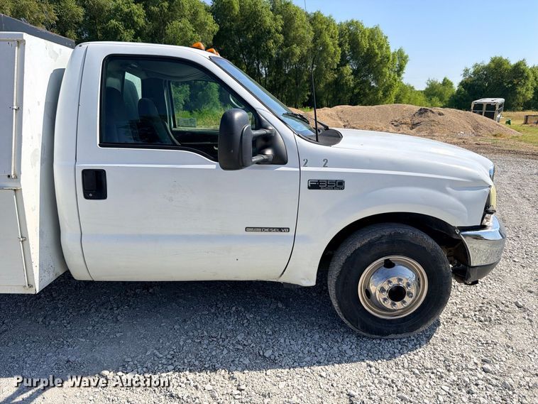 image for item DU1533 2002 Ford F-350 chipper truck